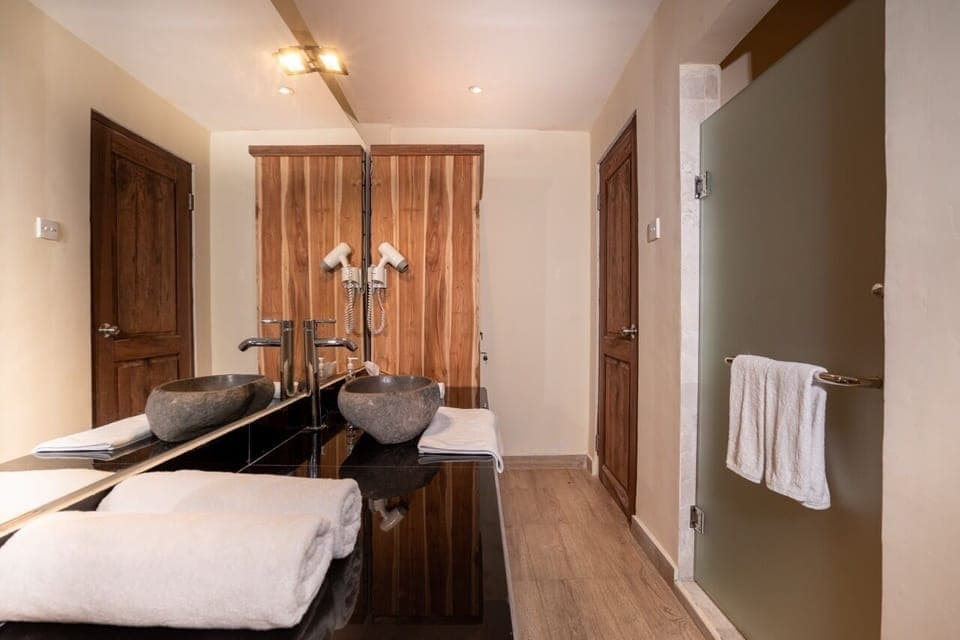 Deluxe Double Room, River View | Bathroom | Shower, free toiletries, towels, soap