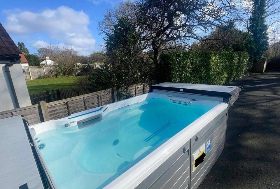 House | Outdoor spa tub