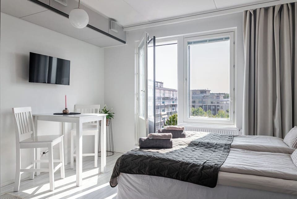Comfort Studio, City View | In-room dining
