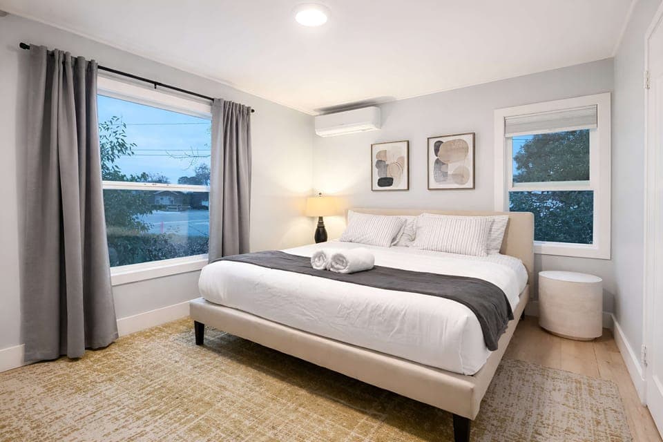 House (2 Bedrooms) | 2 bedrooms, desk, laptop workspace, iron/ironing board