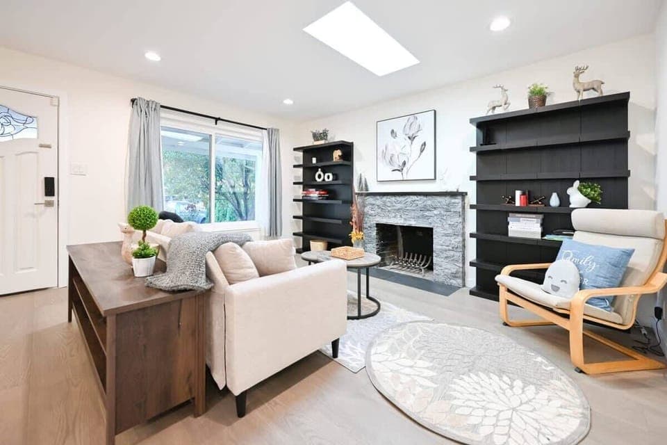 House (3 Bedrooms) | Living area | 43-inch flat-screen TV with cable channels