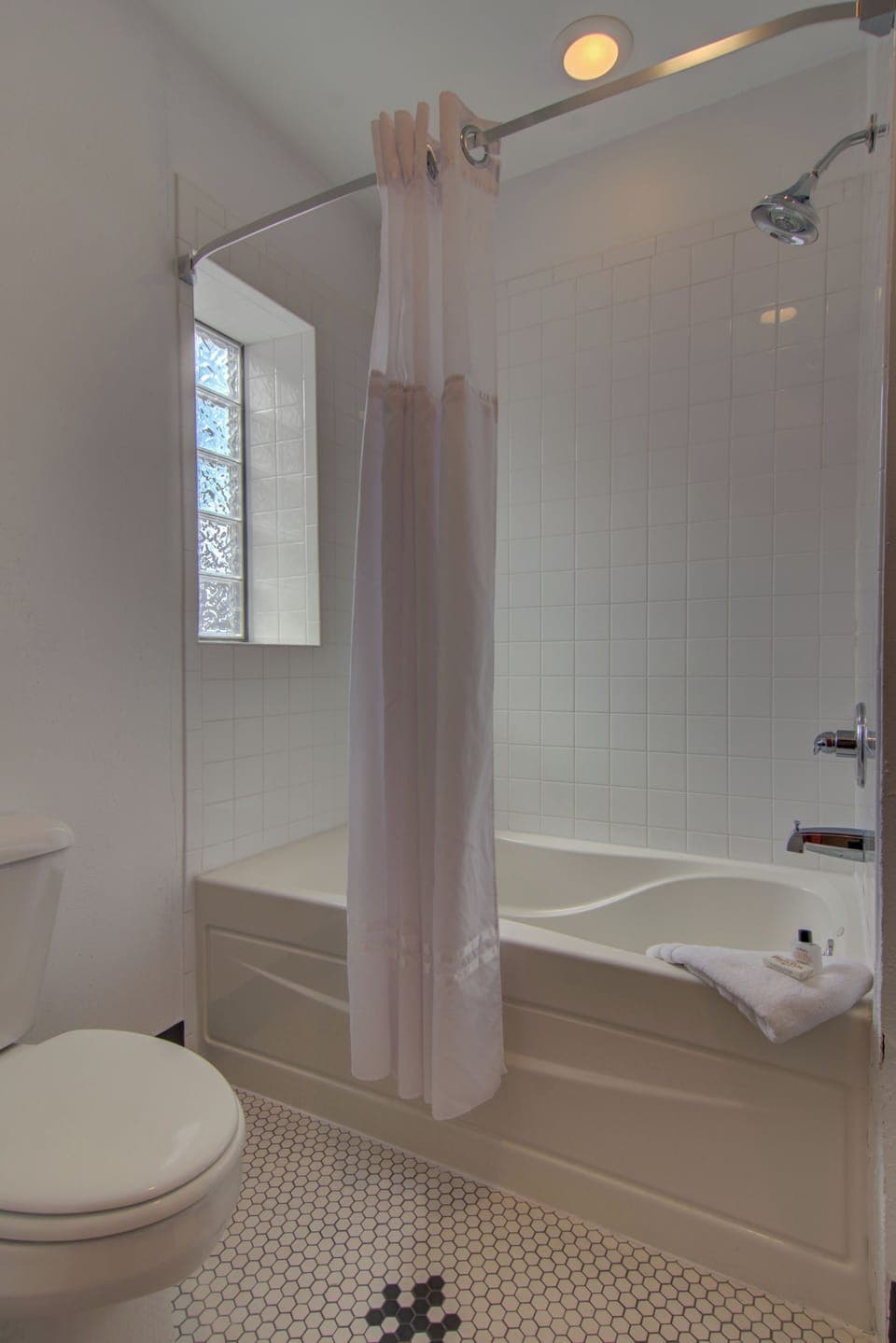 Superior Triple Room | Bathroom | Free toiletries, hair dryer, towels, soap