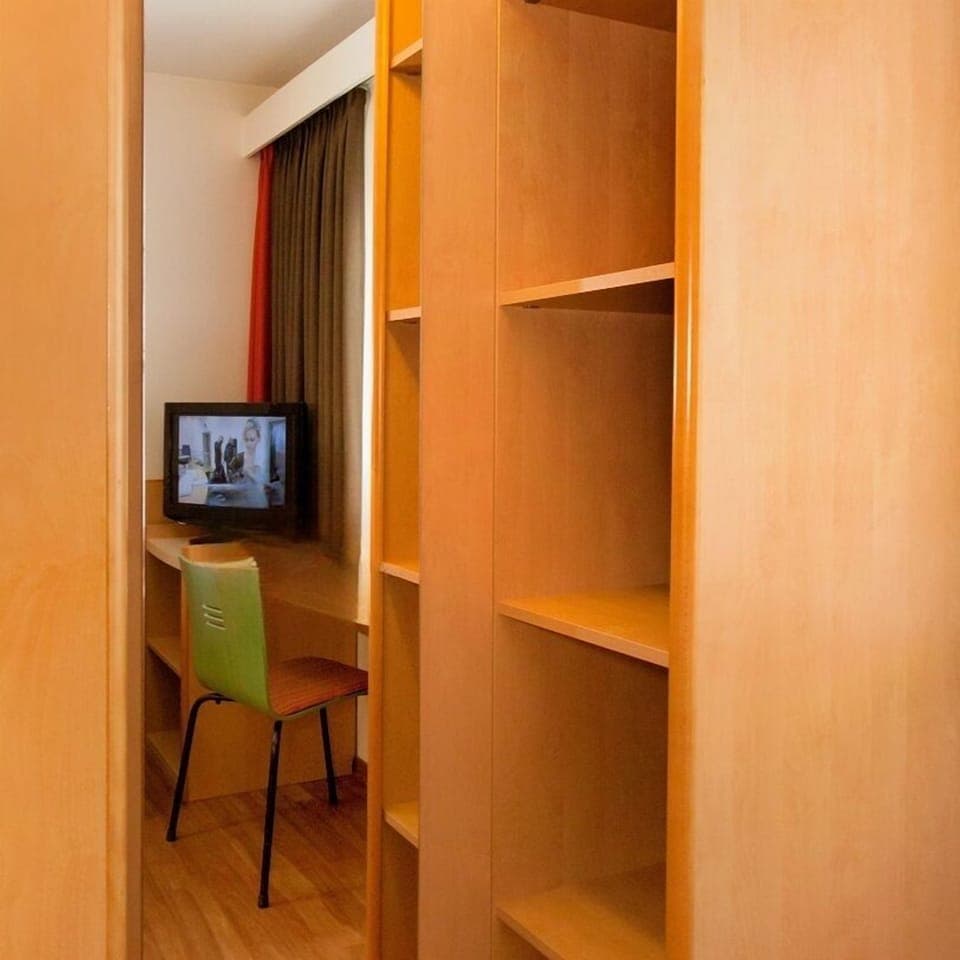 Single Room, Non Smoking | Hypo-allergenic bedding, down comforters, in-room safe