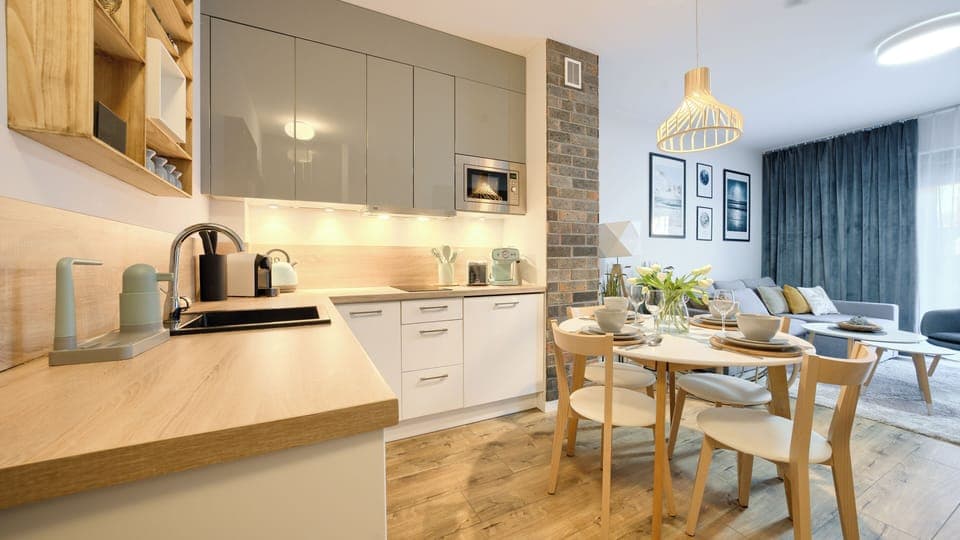 Apartment (12B/1) | Private kitchen | Fridge, stovetop, electric kettle, cookware/dishes/utensils