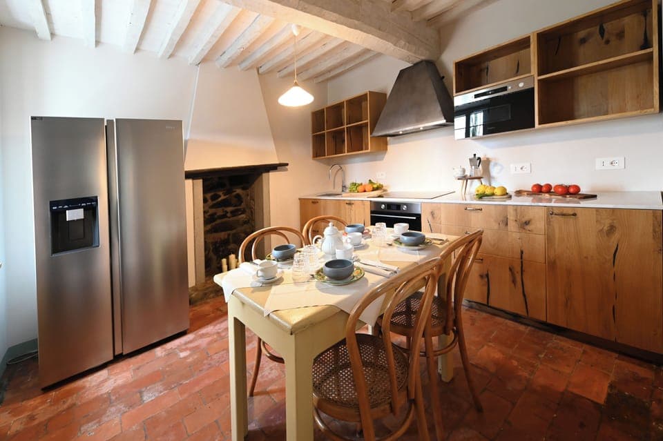 Deluxe Apartment | Private kitchen | Full-size fridge, microwave, oven, stovetop