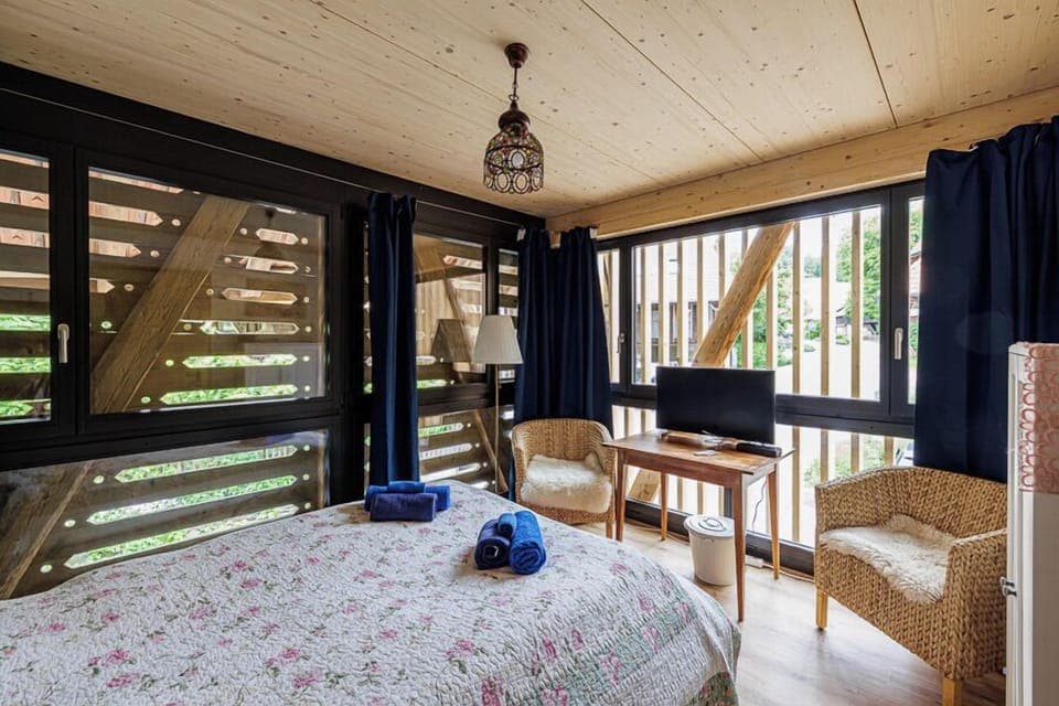 Free cribs/infant beds, travel crib, free WiFi, bed sheets