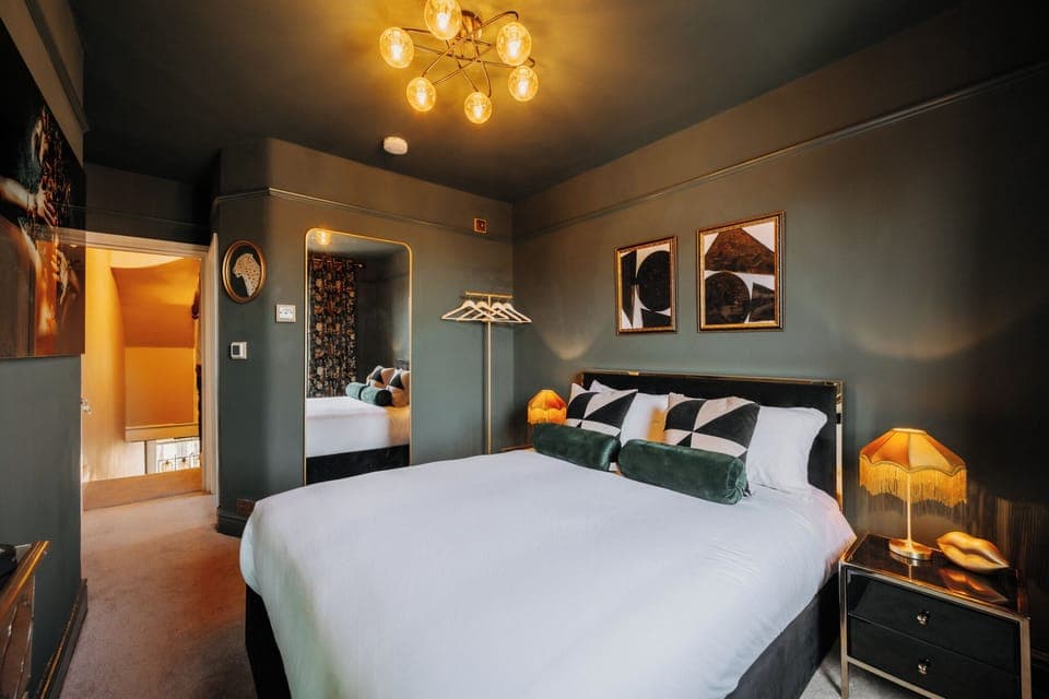 Comfort Double Room | Individually furnished, blackout drapes, iron/ironing board, free WiFi