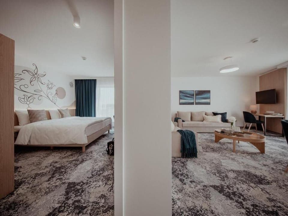 Deluxe Apartment | Desk, blackout drapes, soundproofing, iron/ironing board