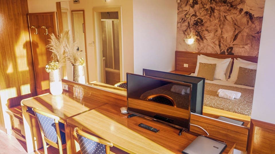 Standard Twin Room | In-room safe, desk, laptop workspace, blackout drapes