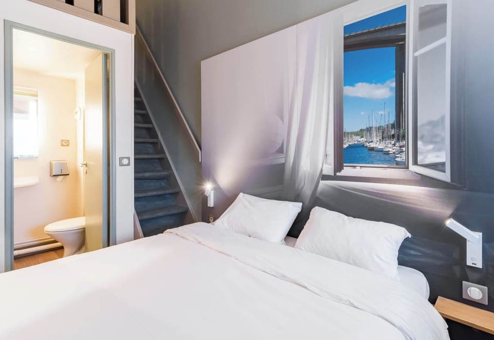 Desk, soundproofing, free WiFi, bed sheets