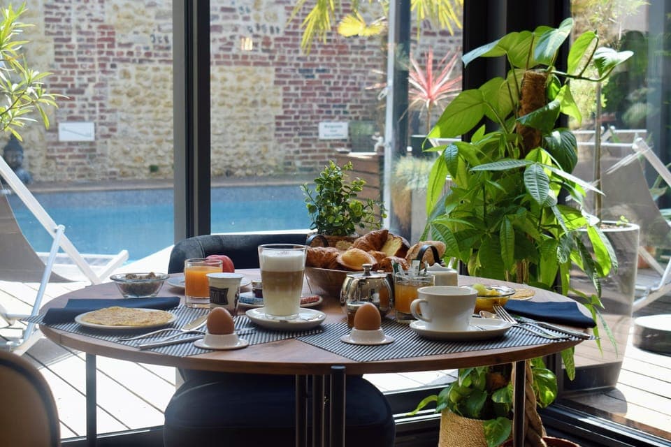 Daily buffet breakfast for a fee