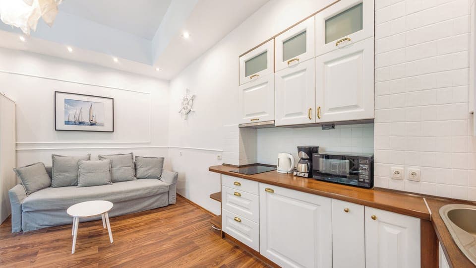 Apartment (1A) | Private kitchen | Fridge, stovetop, electric kettle, cookware/dishes/utensils