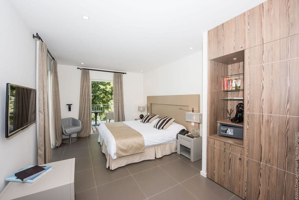 Deluxe Room, Terrace | Minibar, in-room safe, desk, iron/ironing board