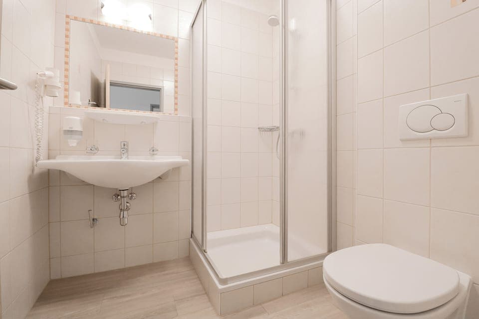 Comfort Single Room | Bathroom | Hair dryer, towels, soap, shampoo