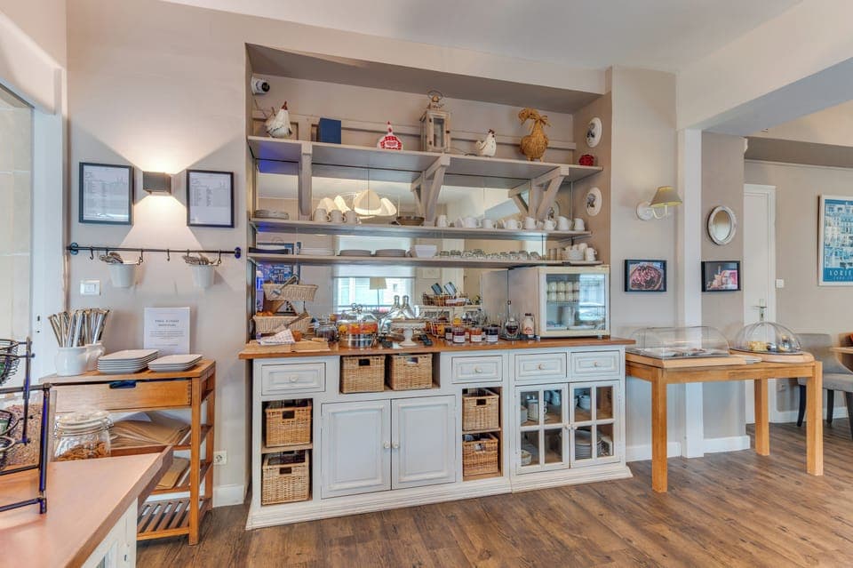 Daily continental breakfast (EUR 16.50 per person)