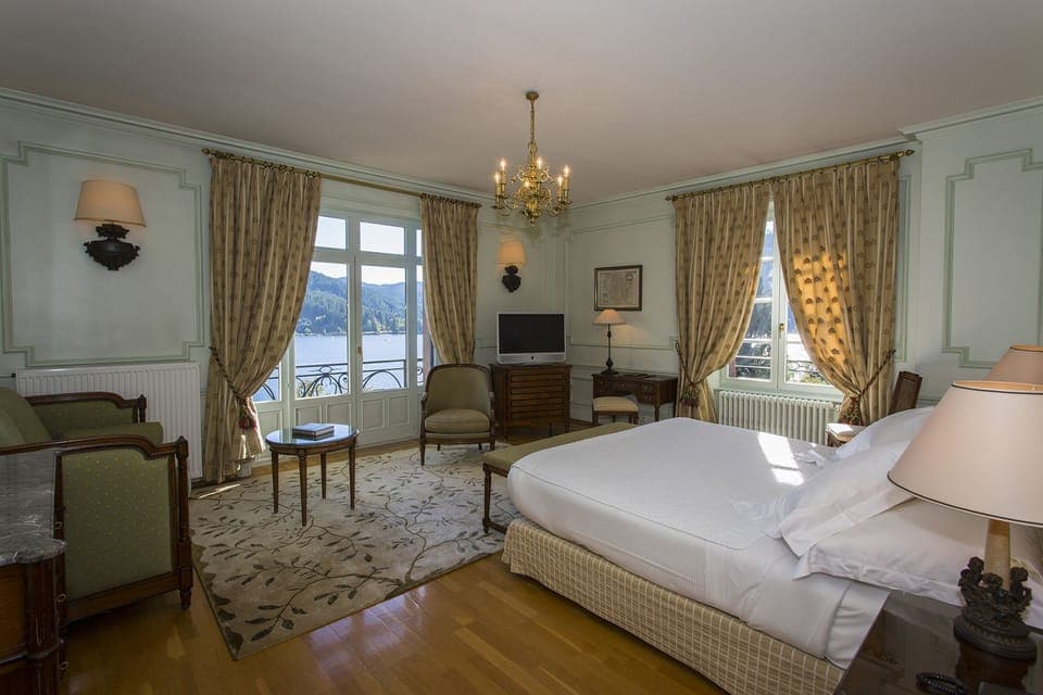 Junior Suite, 1 Queen Bed, Non Smoking (Léonie) | Pillowtop beds, minibar, in-room safe, individually decorated