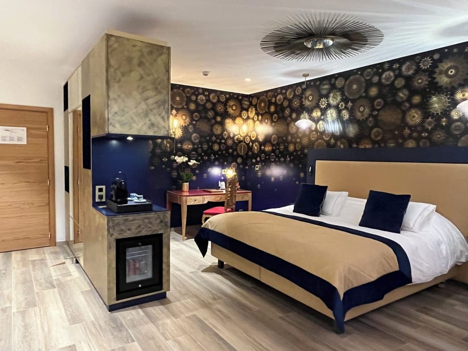 Deluxe Room | Minibar, in-room safe, individually decorated, individually furnished