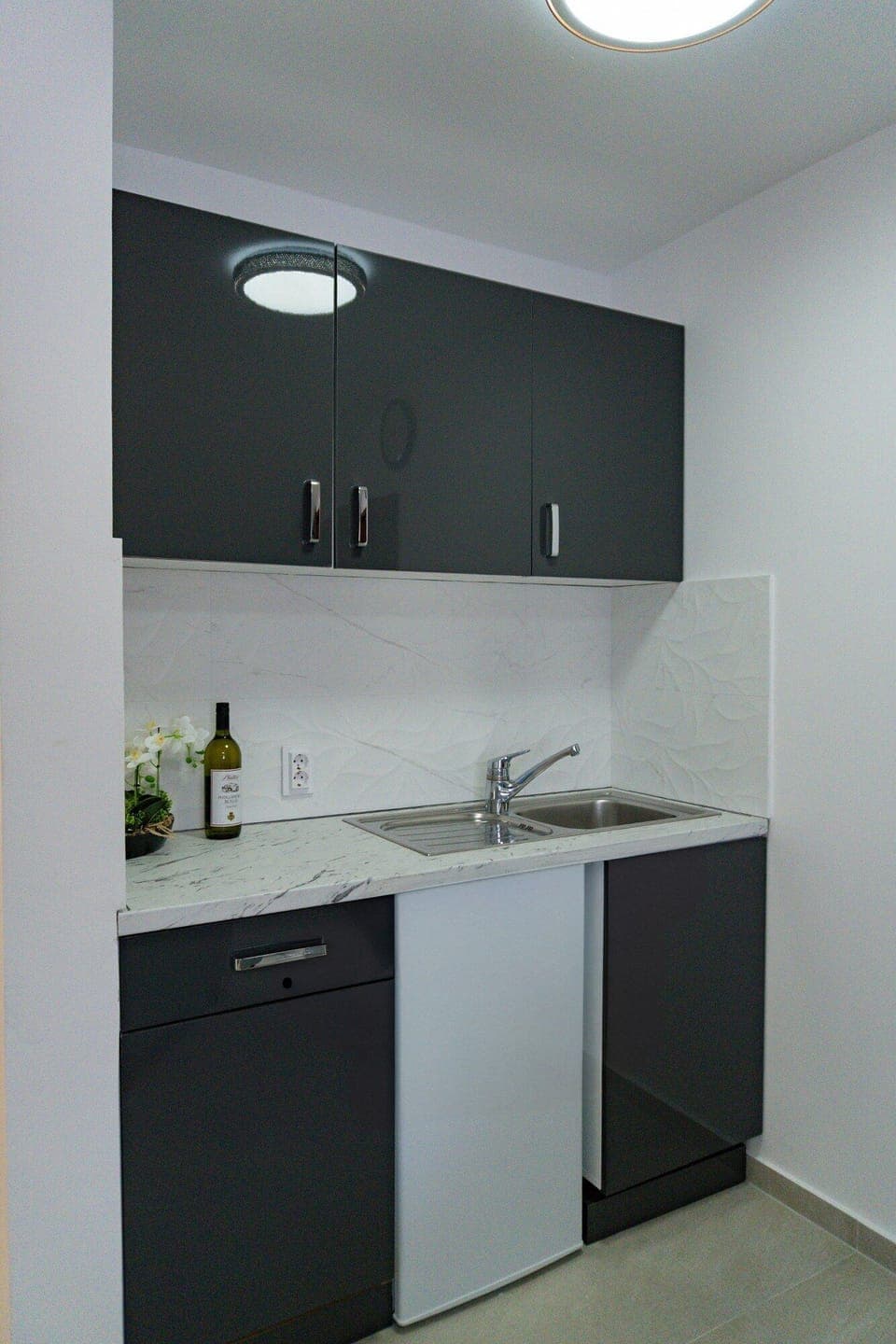 Family Apartment, Balcony, City View | Private kitchen | Fridge, cookware/dishes/utensils