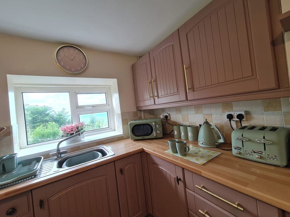 Cottage | Private kitchen | Fridge, microwave, oven, stovetop