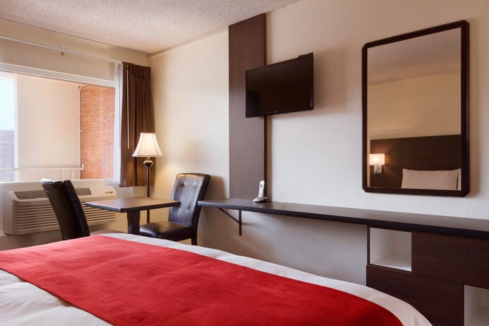 Room, 1 King Bed, Non Smoking | Living area | Flat-screen TV