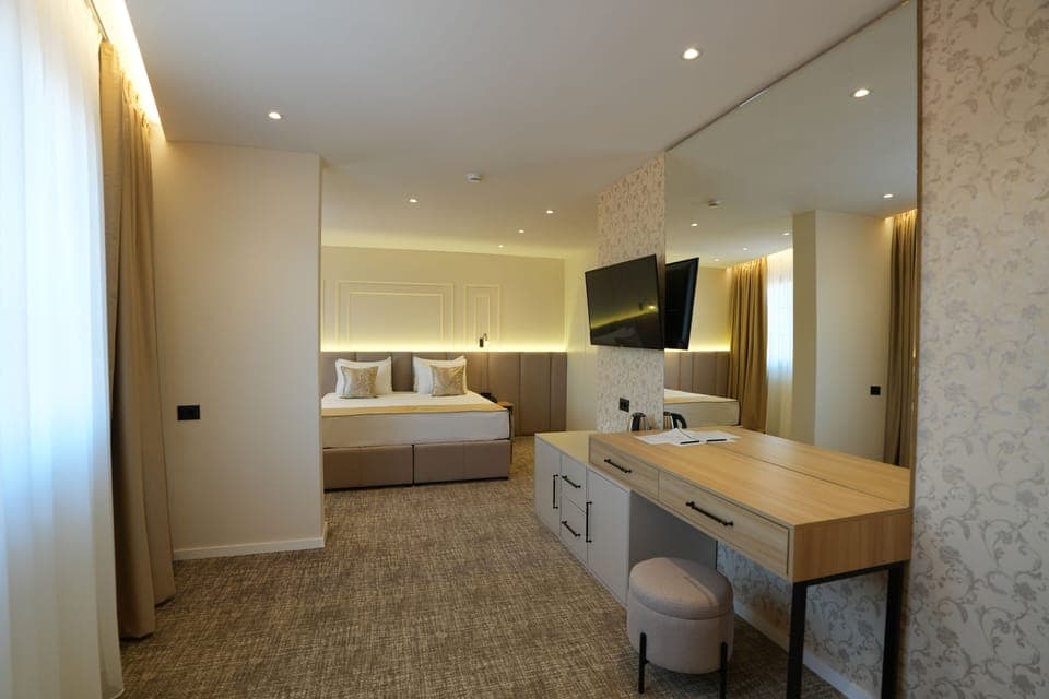 Minibar, individually decorated, individually furnished, desk