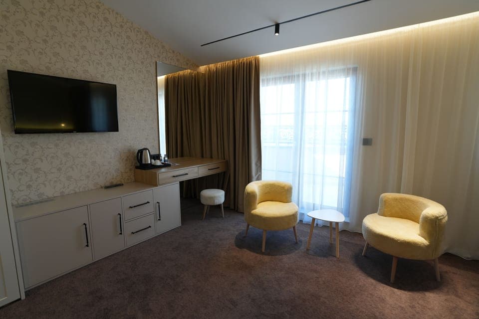 Superior Double Room, Balcony, City View | Minibar, individually decorated, individually furnished, desk