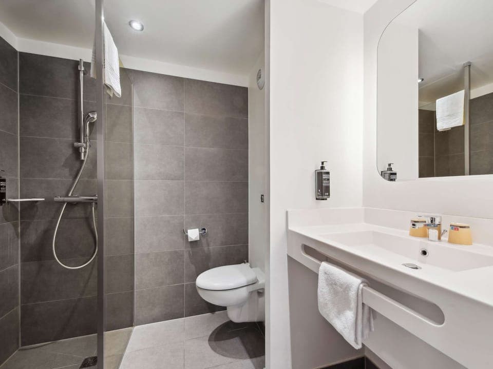 Standard Room, 2 Twin Beds | Bathroom | Eco-friendly toiletries, hair dryer, towels