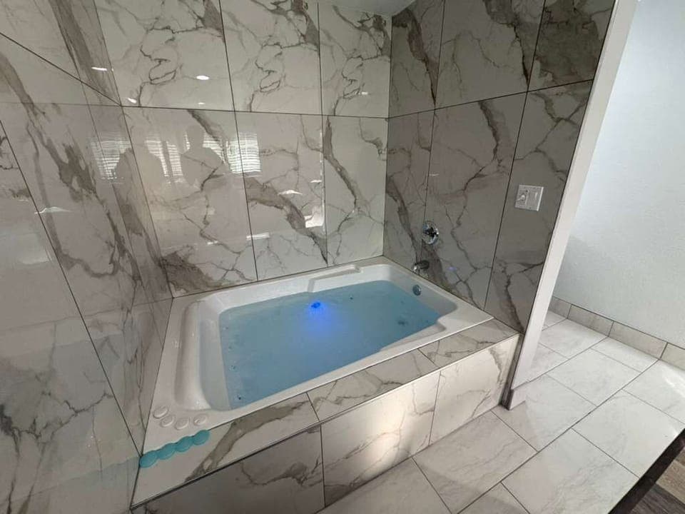 Deluxe Room 1 Bedroom with Jacuzzi | Bathroom | Towels