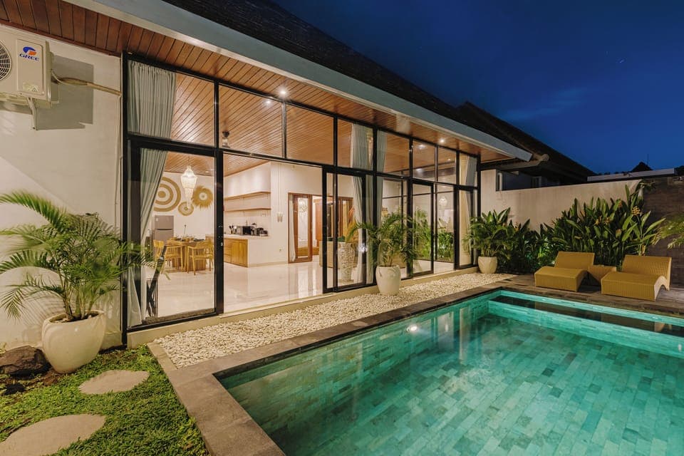 Outdoor pool, sun loungers