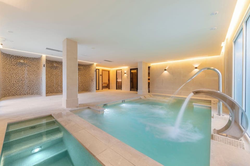 1 treatment room, massages