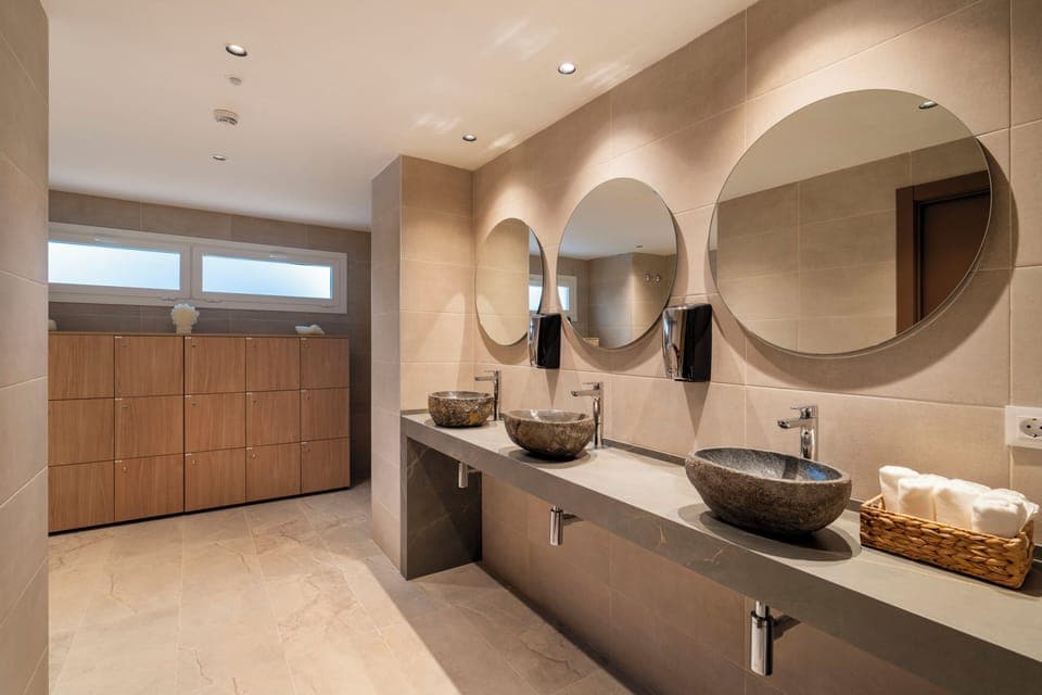 1 treatment room, massages
