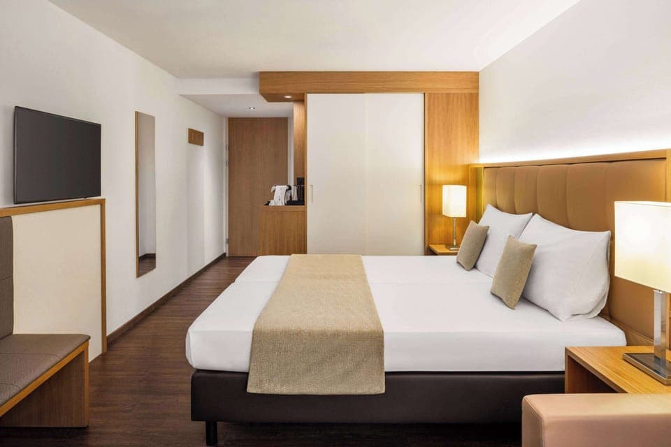 Junior Suite, 1 Twin Bed | Free minibar items, in-room safe, desk, laptop workspace