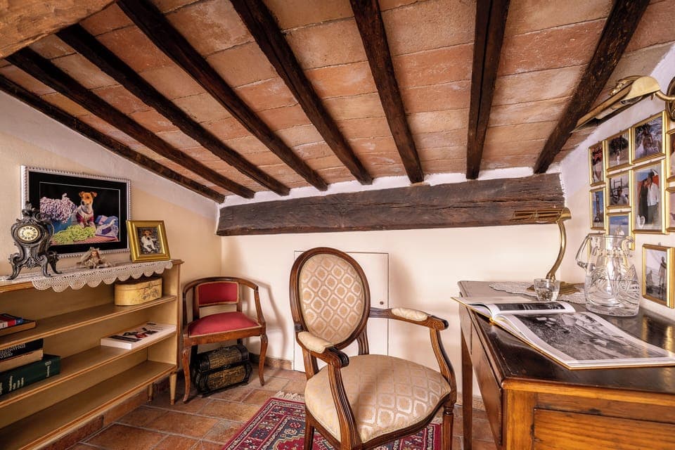 Apartment | Living room | 32-inch flat-screen TV with cable channels