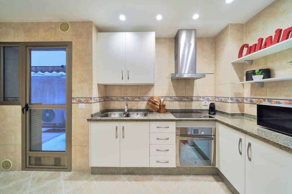 Family Apartment, 3 Bedrooms | Private kitchen