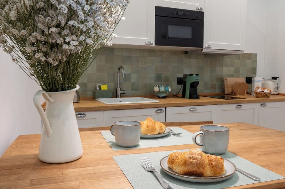 Deluxe Apartment, Microwave, Courtyard View | Private kitchen