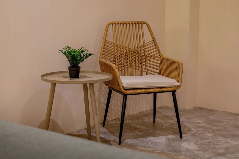 Standard Room, 1 Queen Bed | Individually decorated, individually furnished, desk, blackout drapes