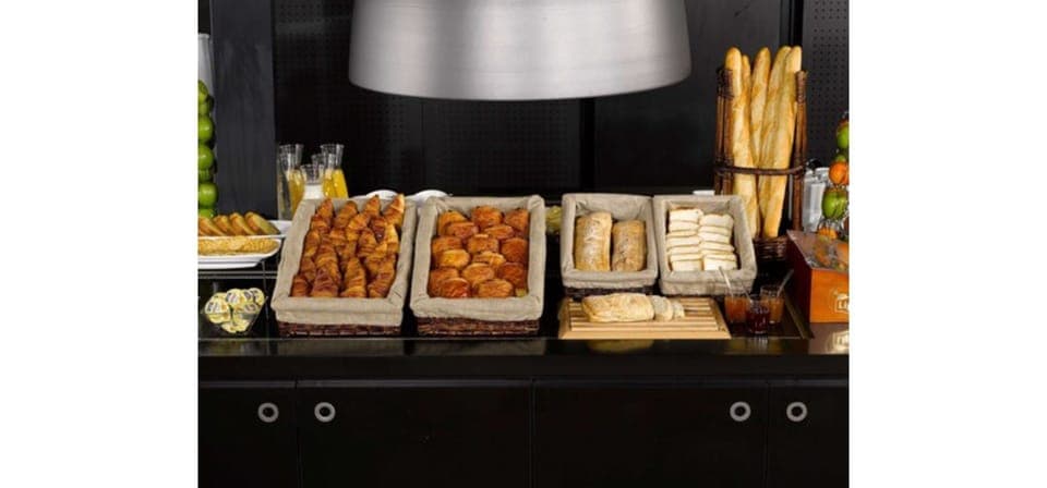 Breakfast and dinner served, French cuisine