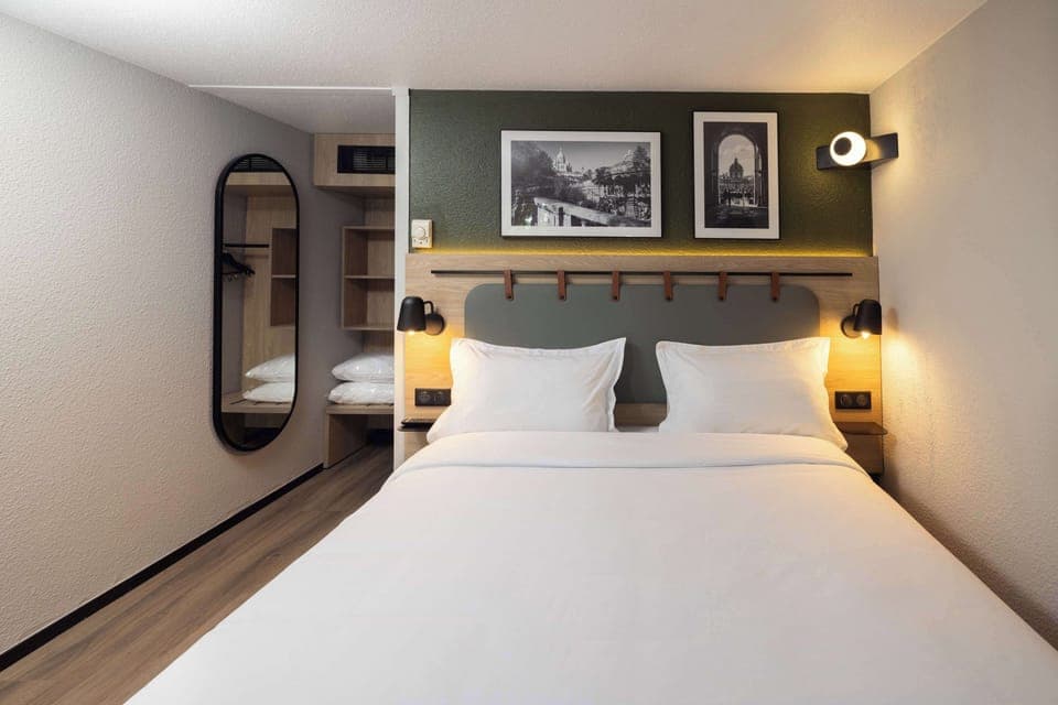 Standard Room, 1 Queen Bed | Premium bedding, desk, laptop workspace, blackout drapes