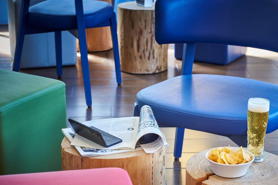 Breakfast, lunch, dinner served; French cuisine 