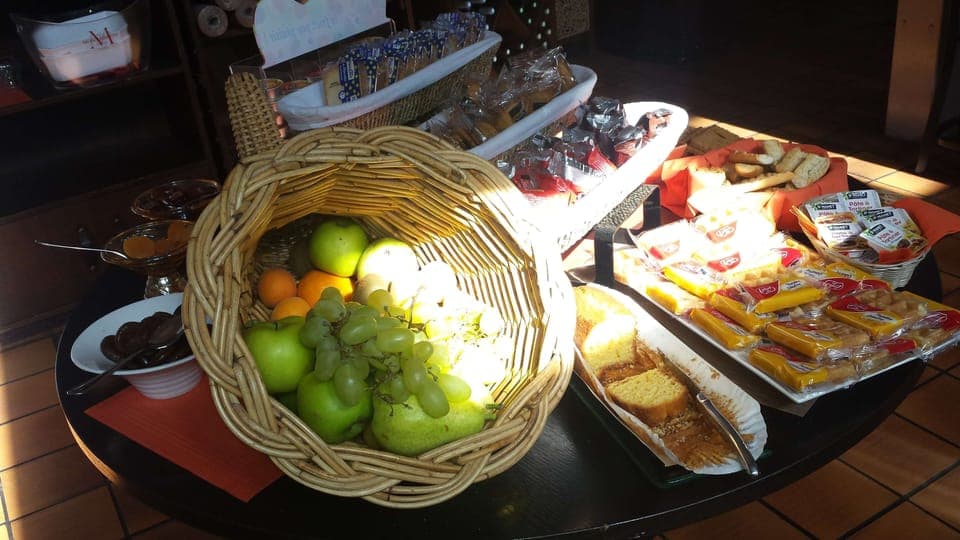 Daily to-go breakfast (EUR 12.9 per person)
