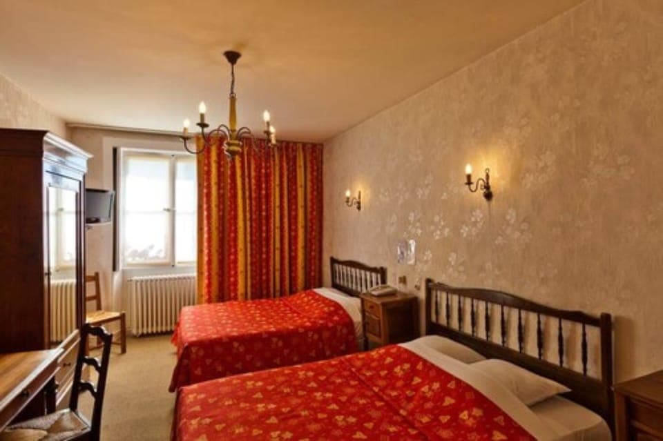 In-room safe, desk, bed sheets