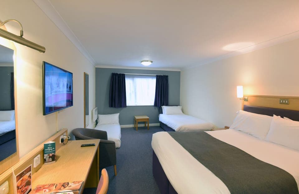 Family Room for 4 | Desk, iron/ironing board, free WiFi, bed sheets