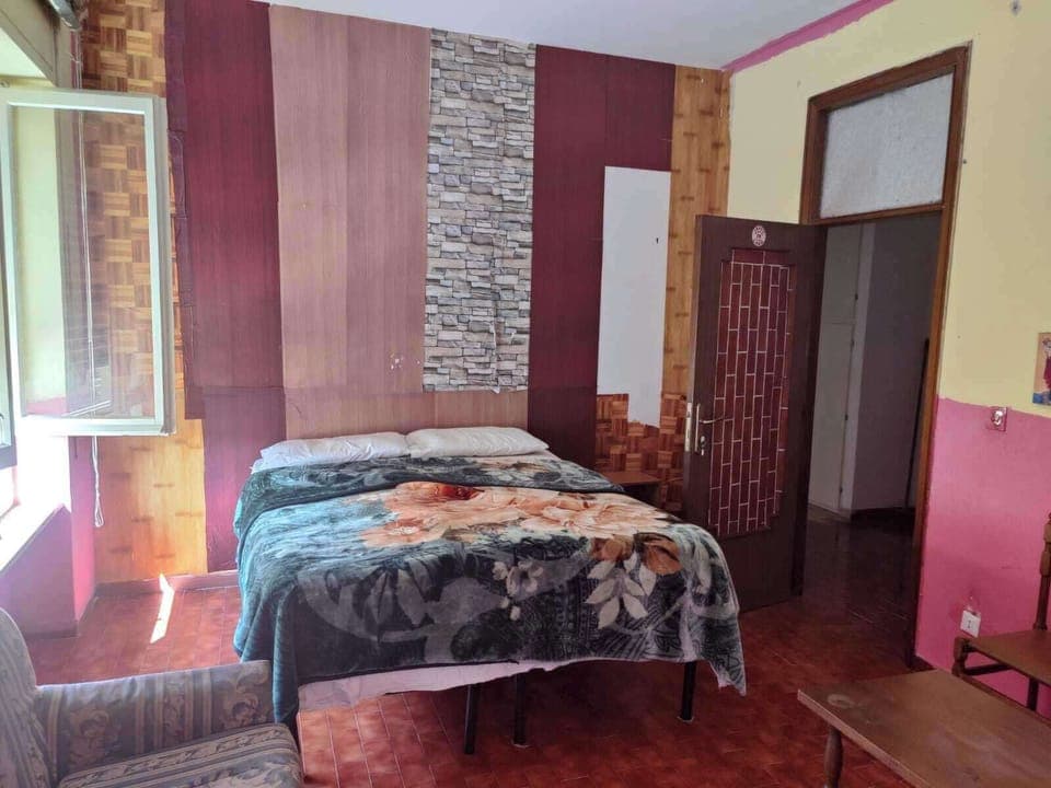 3 bedrooms, iron/ironing board, bed sheets