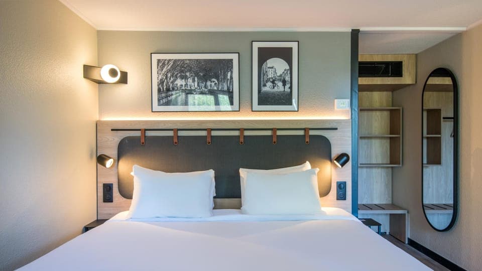 Superior Room, 1 King Bed | Premium bedding, individually decorated, desk, blackout drapes