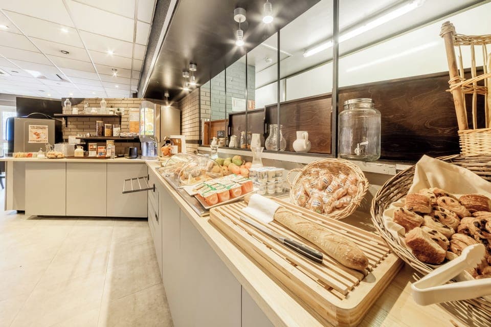 Daily continental breakfast (EUR 11.90 per person)