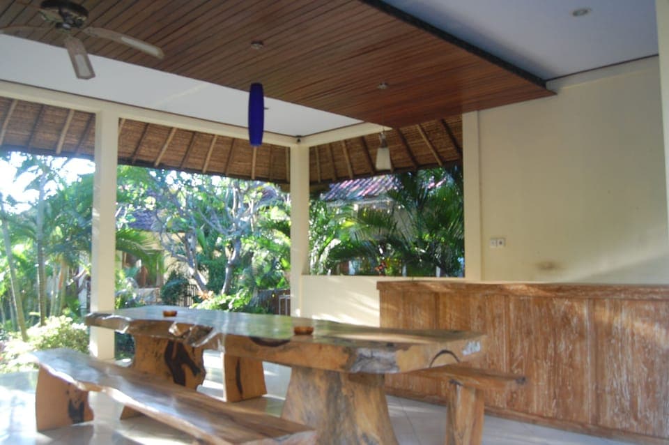 Breakfast, lunch, dinner served; Indonesian cuisine 