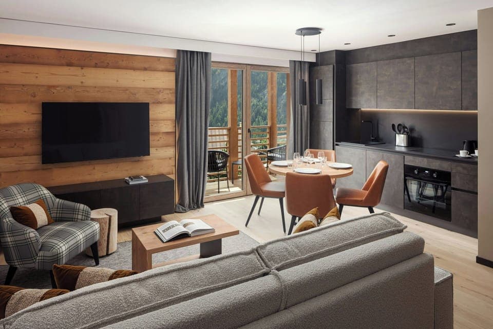 Apartment, 1 Double Bed, Balcony (Balcony) | Living room | 40-inch Smart TV with digital channels