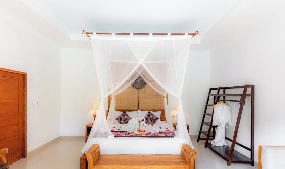 Deluxe Room | Soundproofing, iron/ironing board, free cribs/infant beds, bed sheets