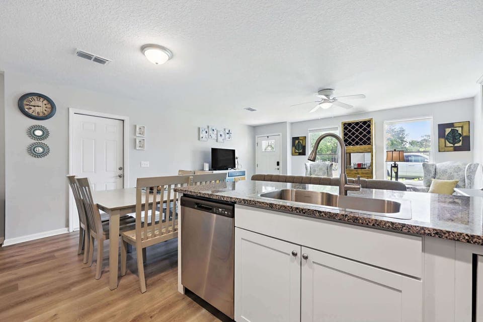 House, Multiple Beds, Kitchen, Garden View (Ocean Blue Haven) | Private kitchen | Fridge, microwave, oven, stovetop