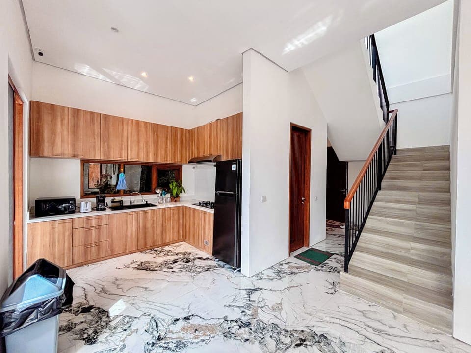 Full-size fridge, microwave, cookware/dishes/utensils